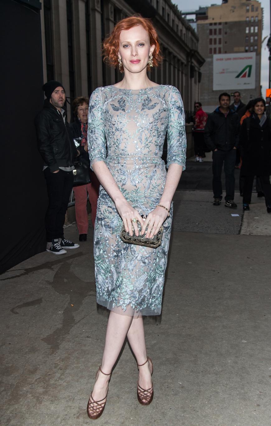 Blassblau zu heller haut und kupferfarbenem Haar - Model Karen Elson macht's richtig und fällt uns mit ihrem gelungenen Look bei Marchesa-Show auf der NYFW auf.