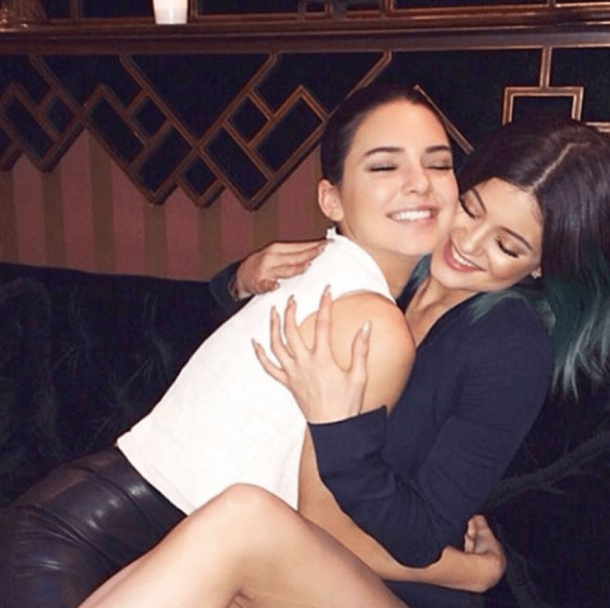 Wahre Geschwisterliebe! - Ein süßer Schnappschuss von Kendall & Kylie Jenner.