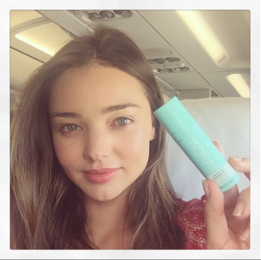 Hier will die Beauty ihre Kosmetik-Linie promoten.