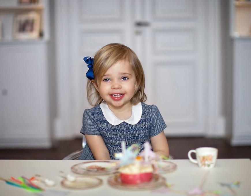 Happy strahlt die kleine Prinzessin in die Kamera...