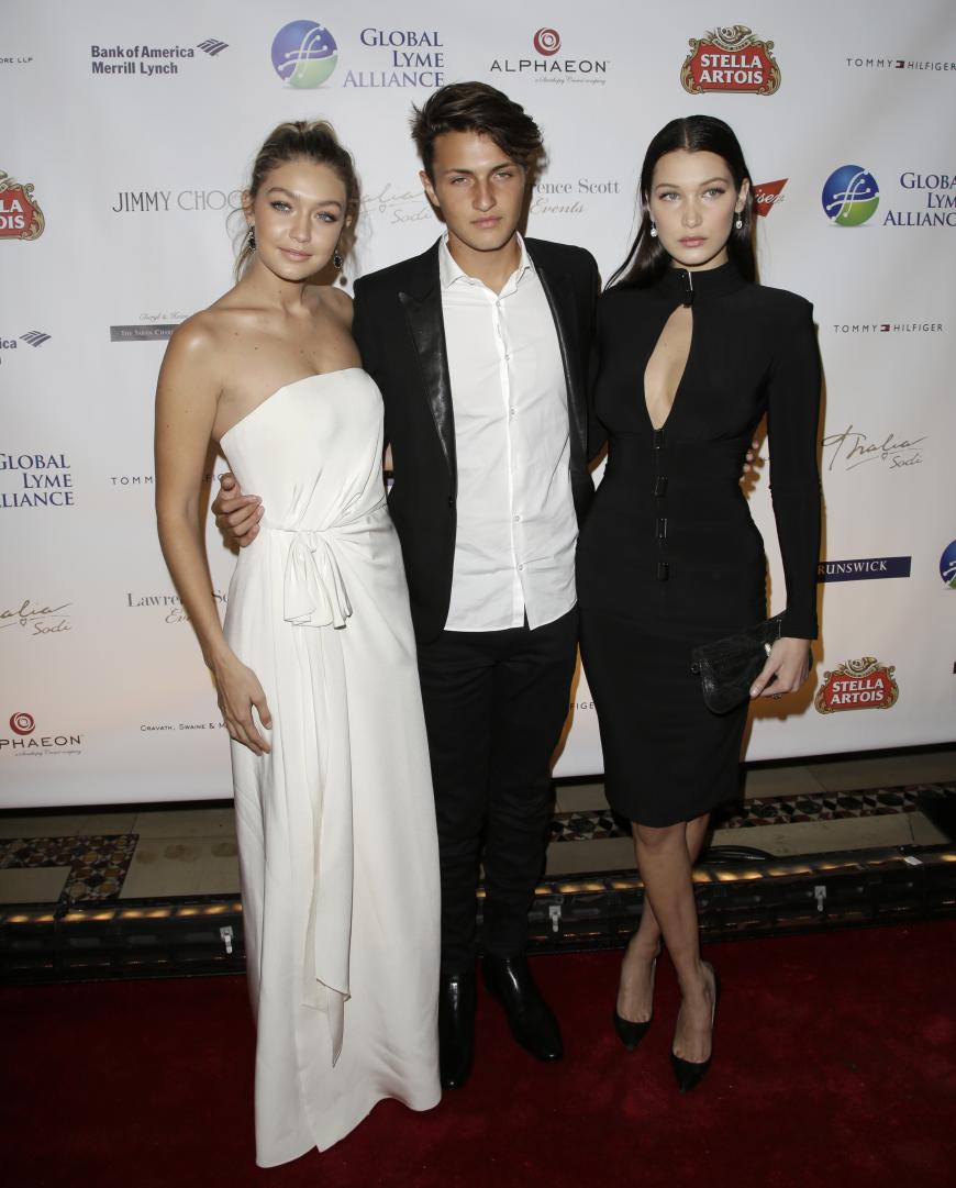 Neben Gigi (l.) und Bella Hadid (r.) modelt nun auch Nesthäkchen Anwar Hadid.