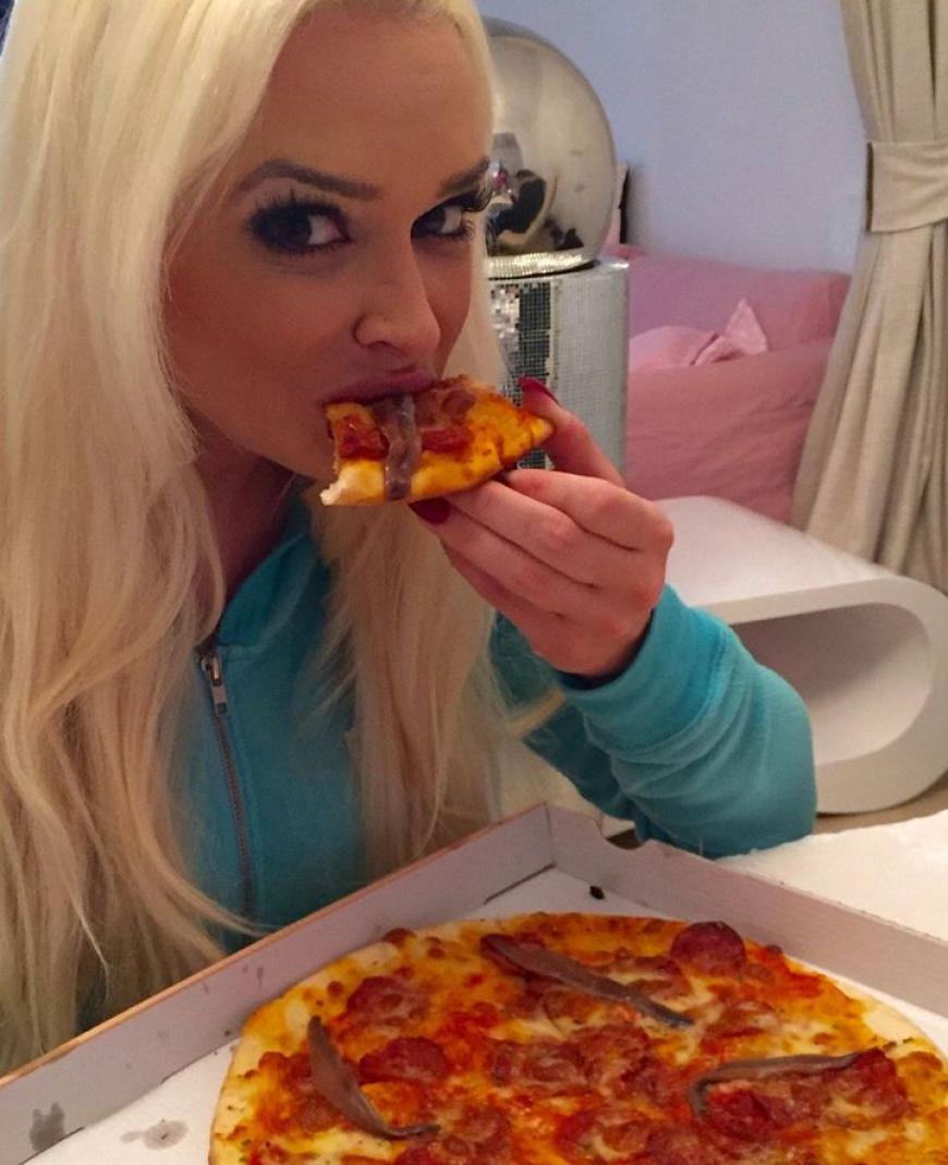 Mhmmmm.. lecker! Daniela Katzenberger hat keine Lust mehr auf den Diät-Frust und gönnt sich eine Pizza.