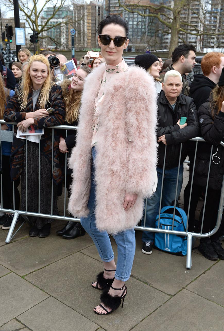 Model Erin O'Connor kam im rosa Fake Fur-Mantel.