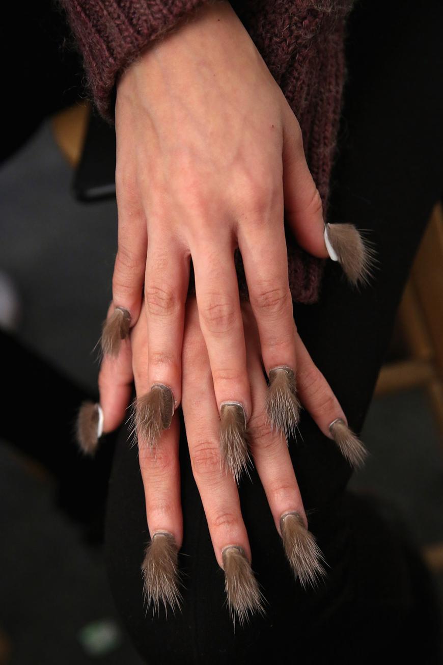 Ein bisschen erinnern uns die Finger dieses Models an die Sesamstraße.