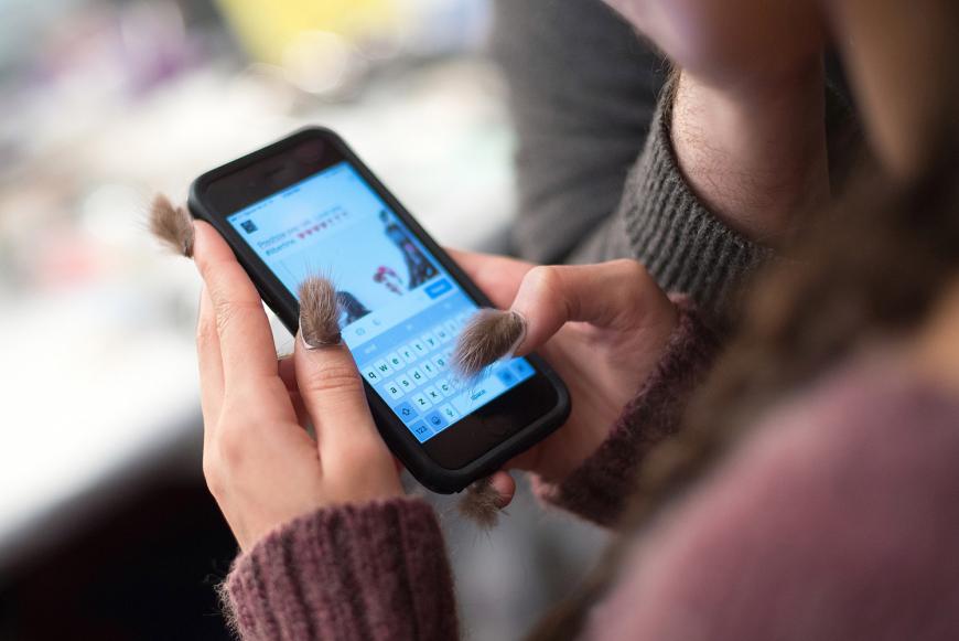 Das Smartphone lässt sich offensichtlich trotz des flauschigen Besatzes noch bedienen.