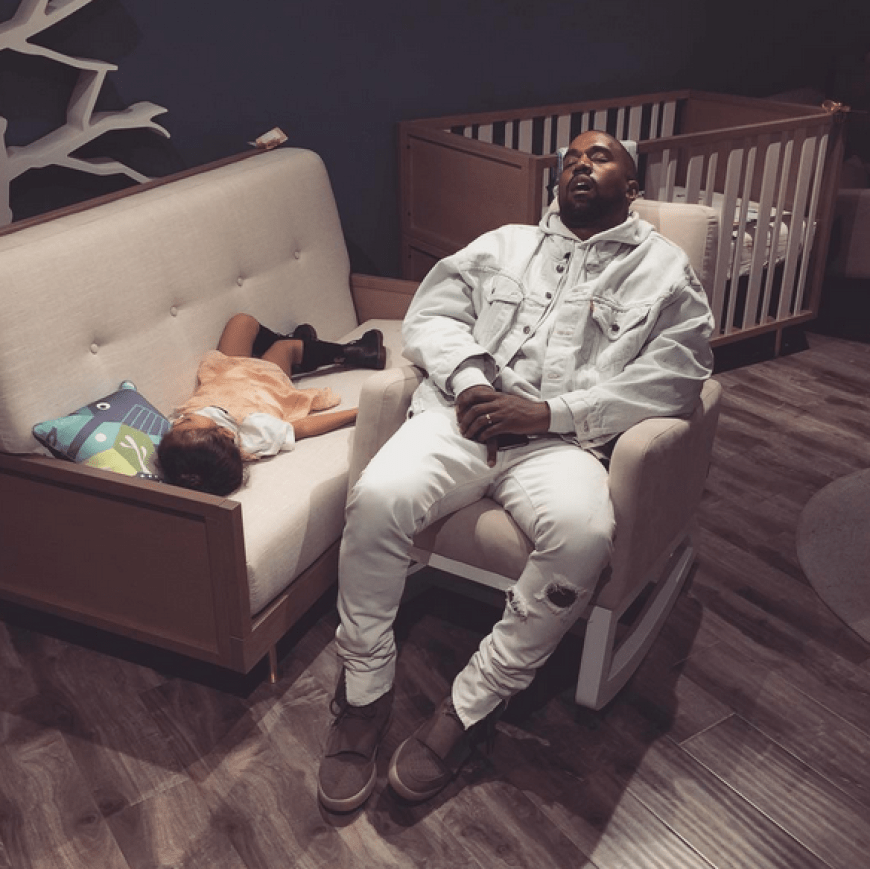 Verschnaufpause! Kanye West & Töchterchen North erholen sich vom Shopping mit Mama Kim.