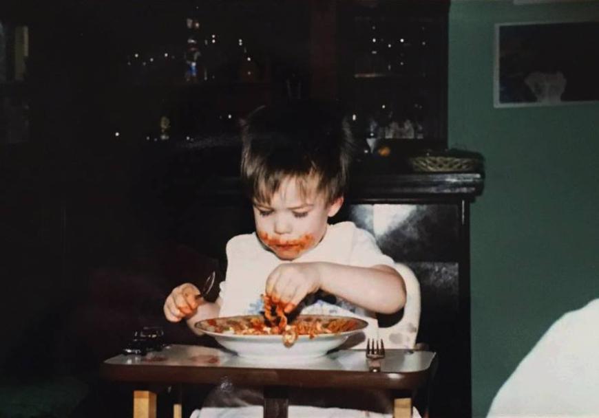 Mhm ... ! Klein-Leo verliert keine Zeit und isst seine leckeren Spaghetti gleich mit der Hand.