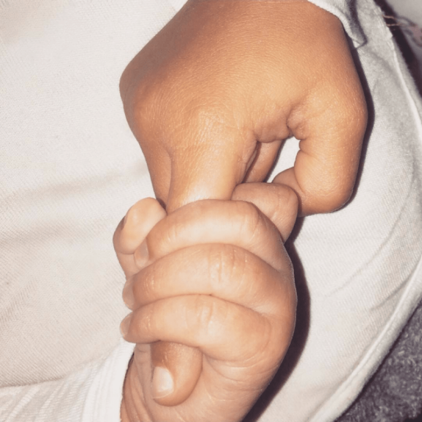 Nur dieser süße Schnappschuss von Baby Saint West wurde kurz nach der Geburt veröffentlicht.