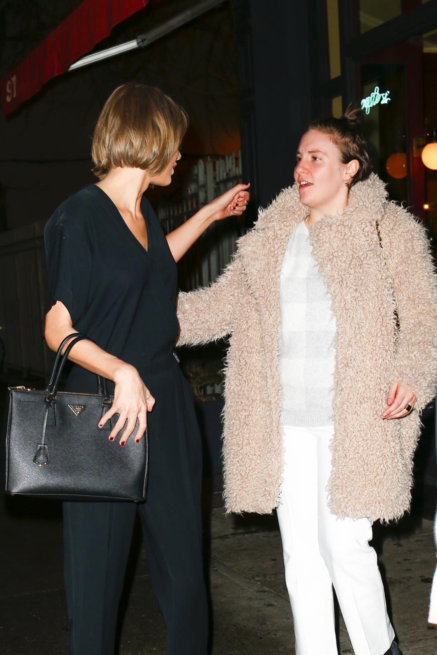 Taylor Swift und Lena Dunham verabschieden sich nach einem gemeinsamen Dinner in Soho, New York. Lena hatte allen Grund zum Feiern: Ihre Serie