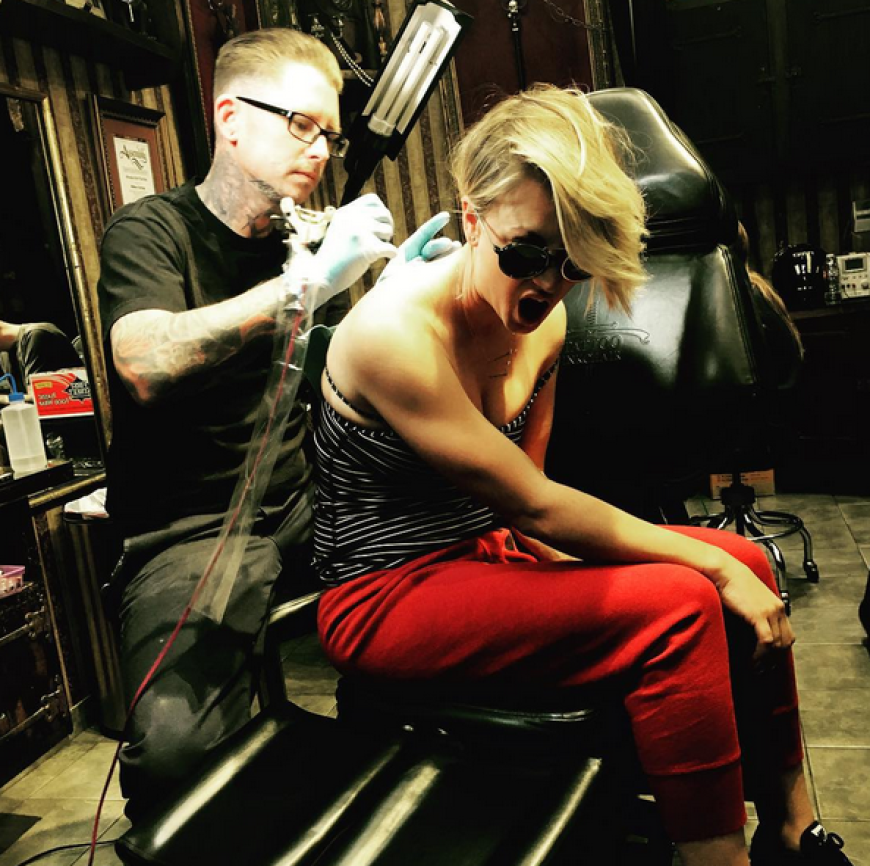 Diesen Schnappschuss aus dem Tattoo-Studio teilte sie Anfang des Jahres mit ihren Fans.