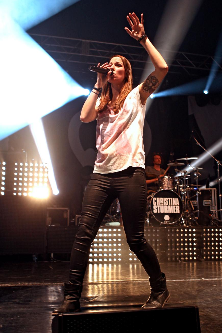 Christina Stürmer zeigte ihren Babybauch bei ihrem Konzert in Köln.