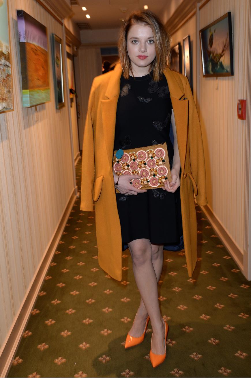 Für Red-Carpet-Events stylt Jella Haase sich gern schick und ausgefallen. Doch in ihren Filmen hat die Schauspielerin auch kein Problem damit, nackt vor der Kamera zu stehen. 