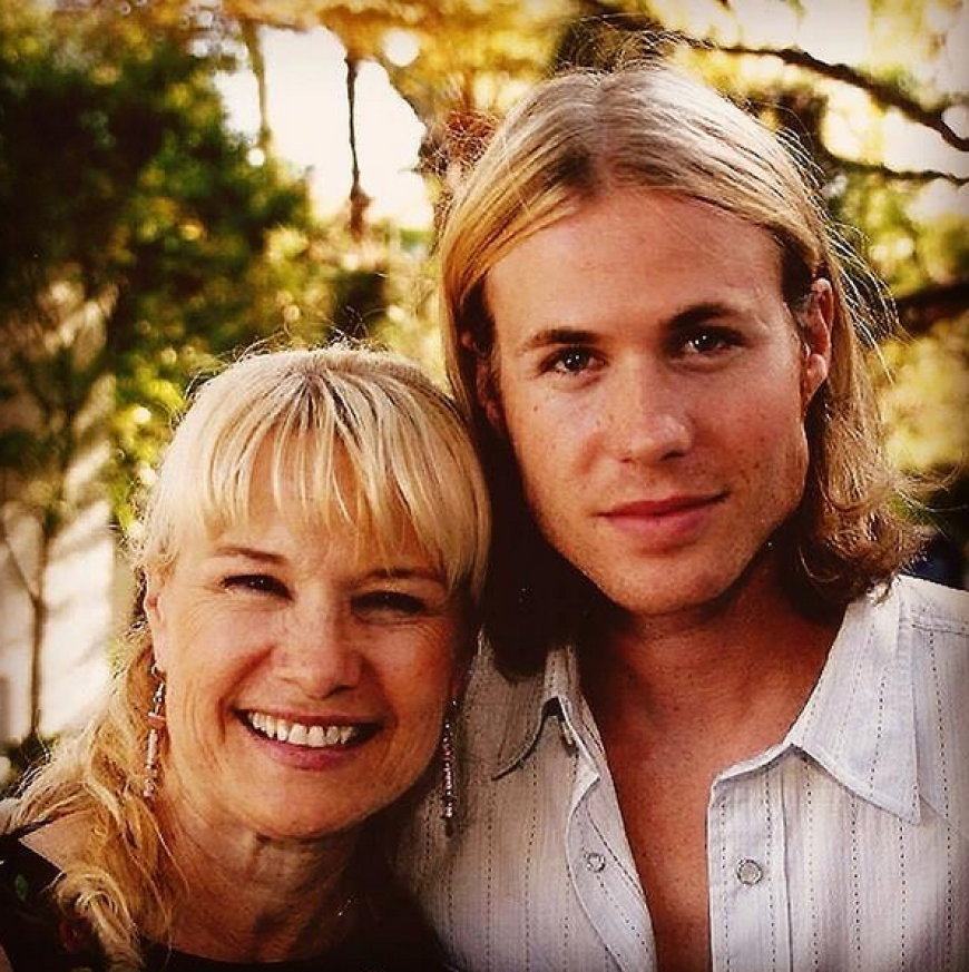 Ashley Parker Angel bangt um seine Eltern, die vor wenigen Tagen einen schlimmen Verkehrsunfall hatten.