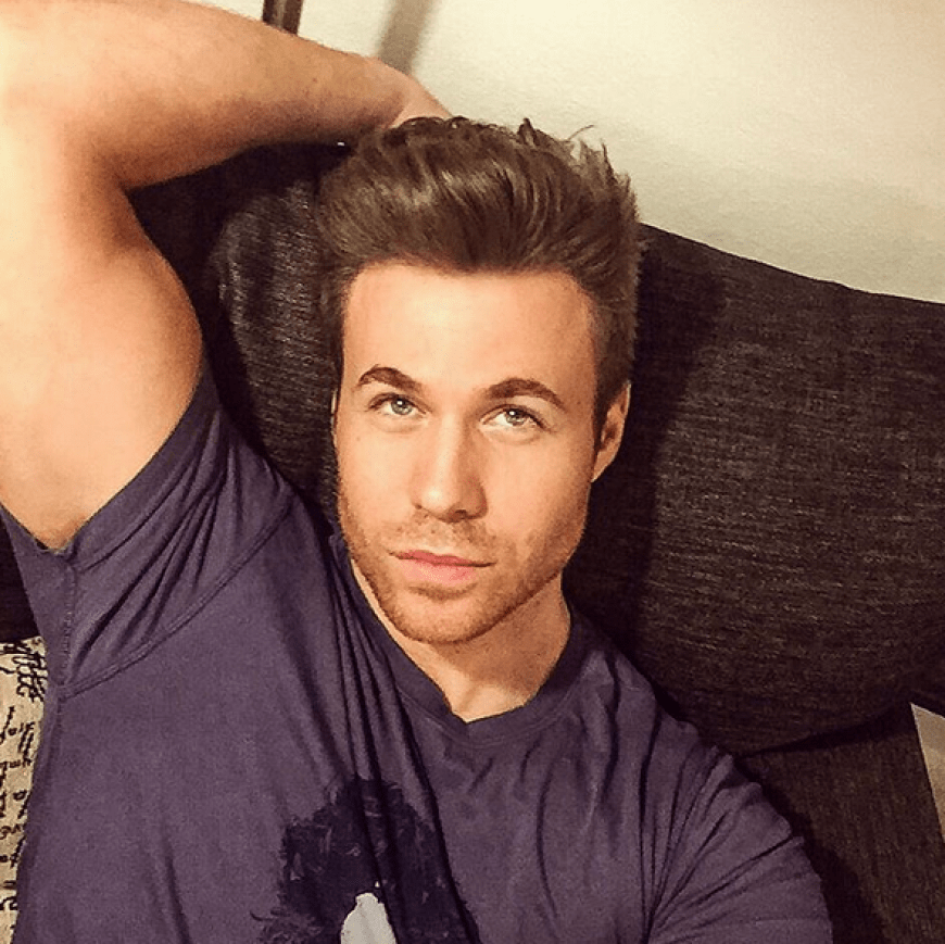 Mittlerweile arbeitet Ashley als Solo-Künstler und Musical-Darsteller und hat sich zu einem echten Frauenschwarm entwickelt.