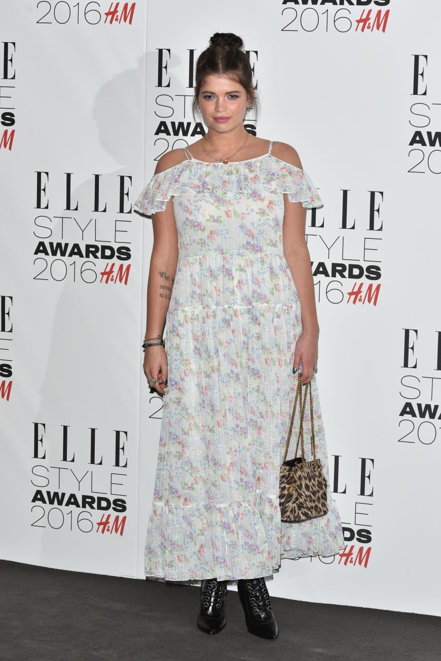 Pixie Geldof ist einfach ein Nineties-Kind durch und durch. Das Blümchenkleid mit Spaghettiträgern würde garantiert nicht jedem stehen.