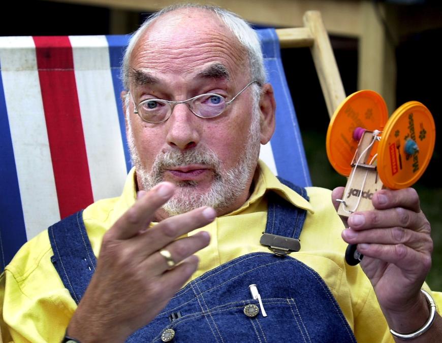 Mit Latzhose und Nickelbrille, im blauen Bauwagen im imaginären Bärstadt lebend, erklärte Peter Lustig Generationen von Kindern die Welt und beantwortete Fragen aus Natur, Technik und Umwelt.