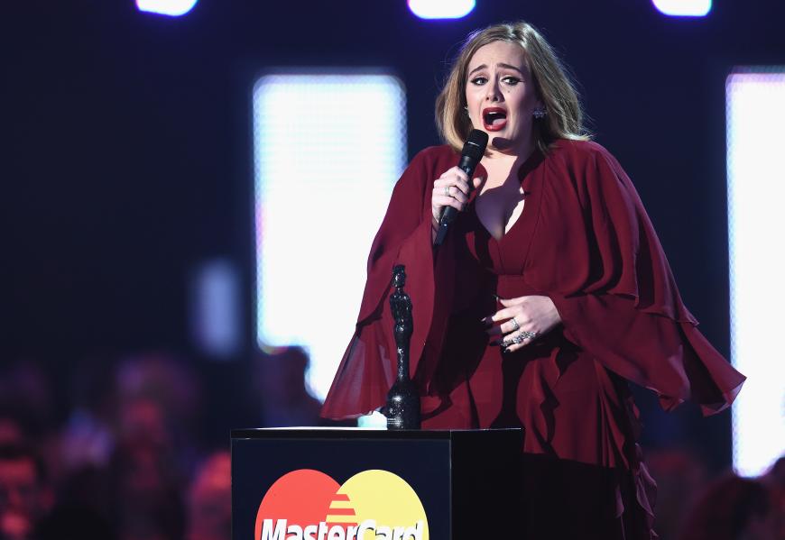 Adele musste auf der Bühne mit der Fassung ringen! Ganze vier Mal wurde sie ausgezeichnet.