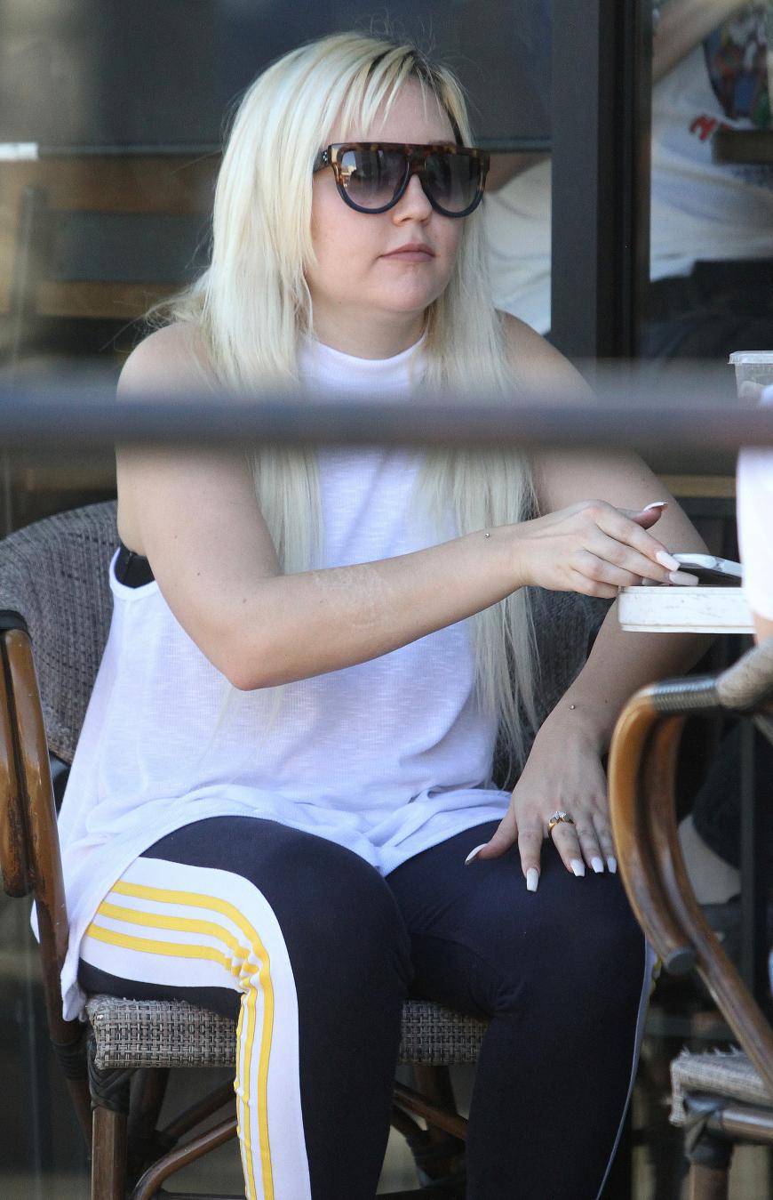 Amanda Bynes mit Pausbäckchen in einem Kaffee in Los Angeles.