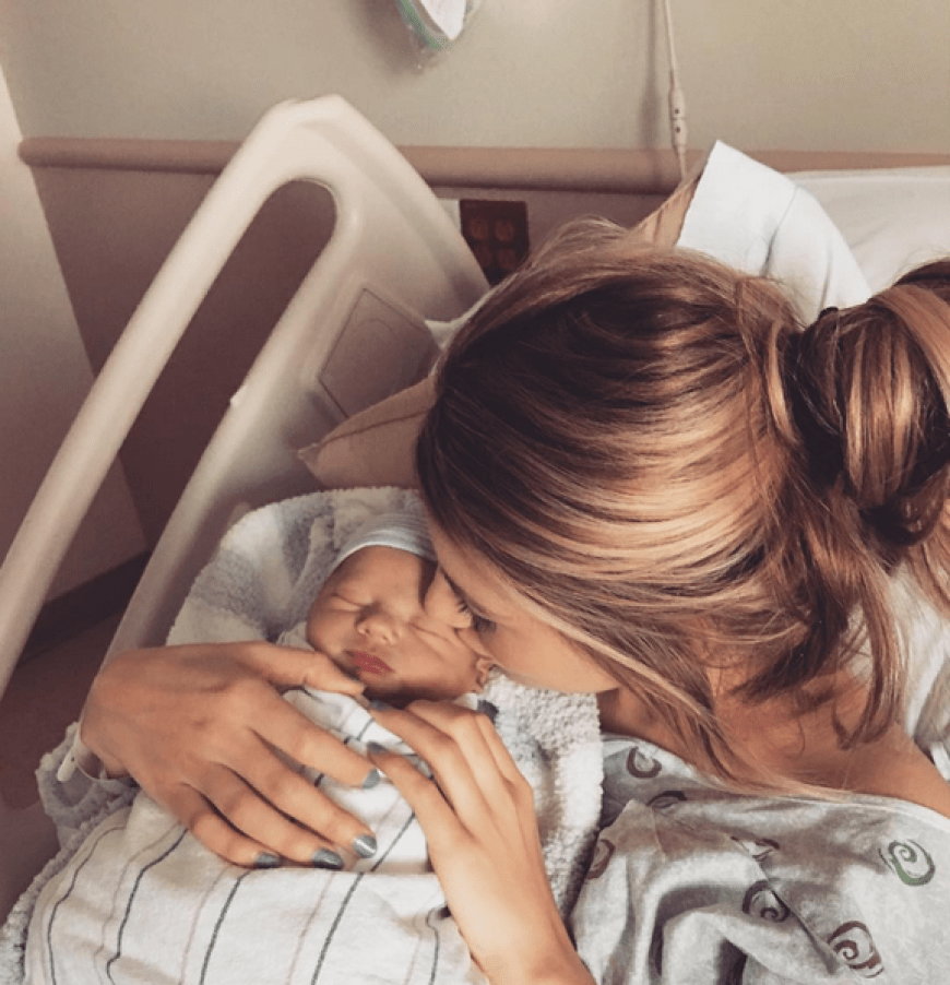 Briana Jungwirth und Sohn Freddie Reign nach der Geburt.