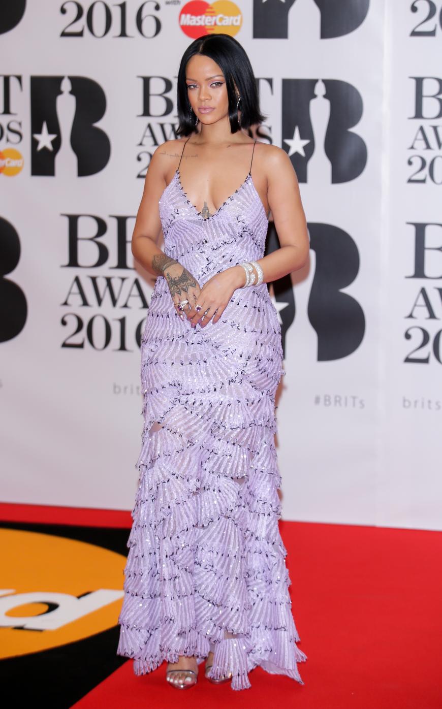 Sexy und super stylisch kennen wir Rihanna normalerweise. Aber dieses fliederfarbene Spaghettiträger-Dress tut der Sirene keinen Gefallen.