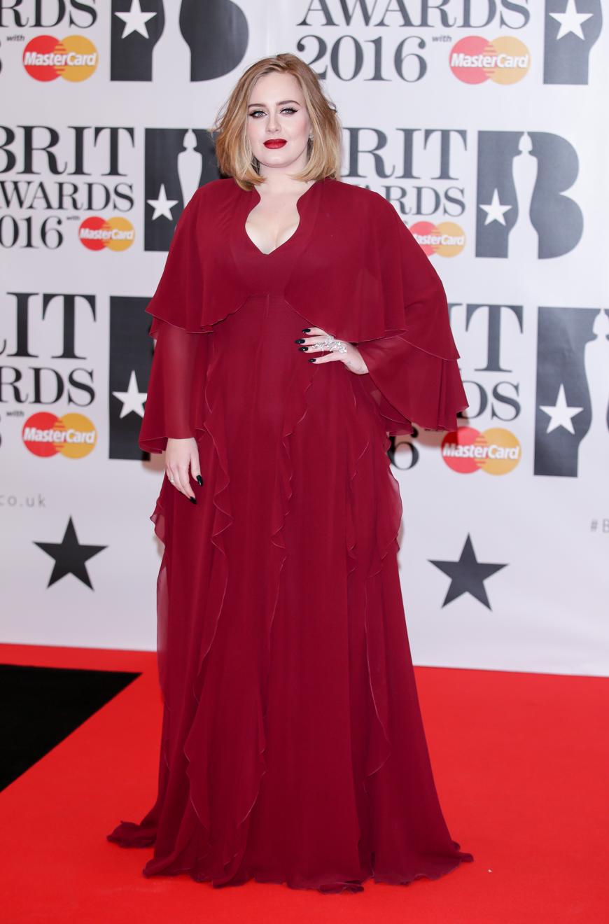 Pure Eleganz verströmte Adele in einer fließenden Chiffon-Robe und passendem Lippenstift.