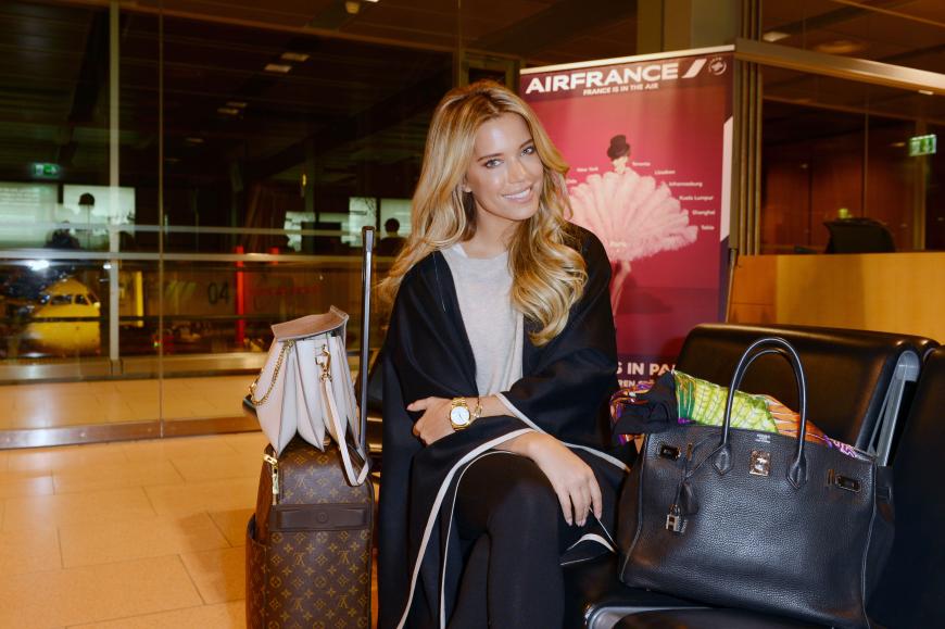 Ready for Take-off: Sylvie Meis grüßt alle OK!-Fans vom Flughafen aus.