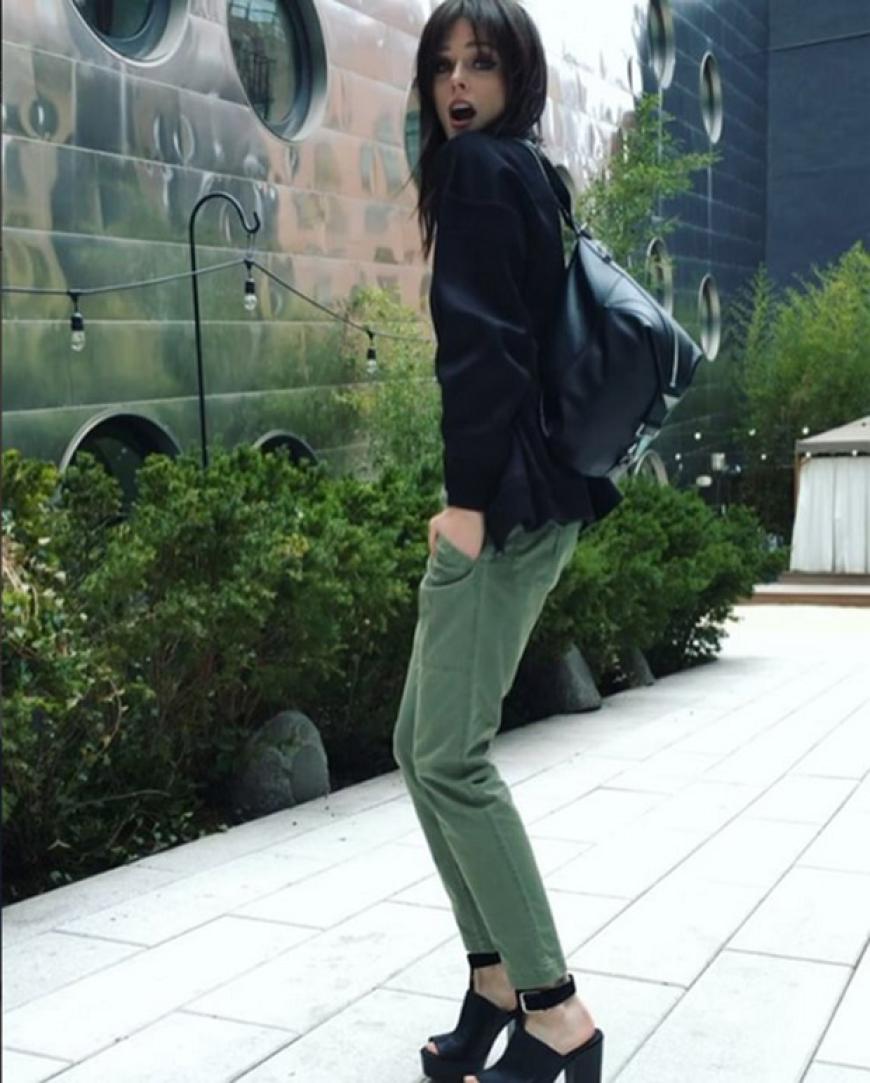 Coco Rocha trägt stolz ein selbst entworfenes Modell der Colab