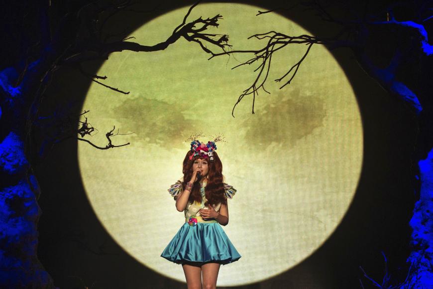 Die Bühnenshow war toll: Manga-Mädchen Jamie-Lee vor einem Vollmond.