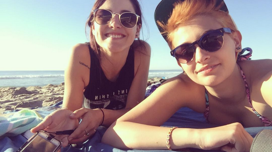 Paris Jackson trägt ihre Haare raspelkurz.
