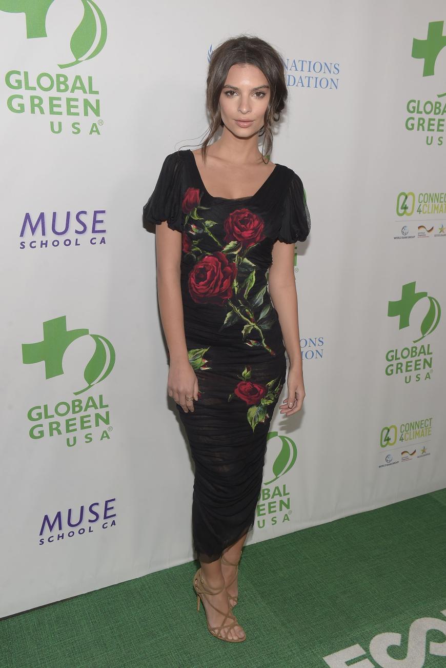 Emily Ratajkowski ist angezogen mindestens genau so schön wie ohne Kleidung. Hier im schwarzen Mididress mit Blumenaufdruck.