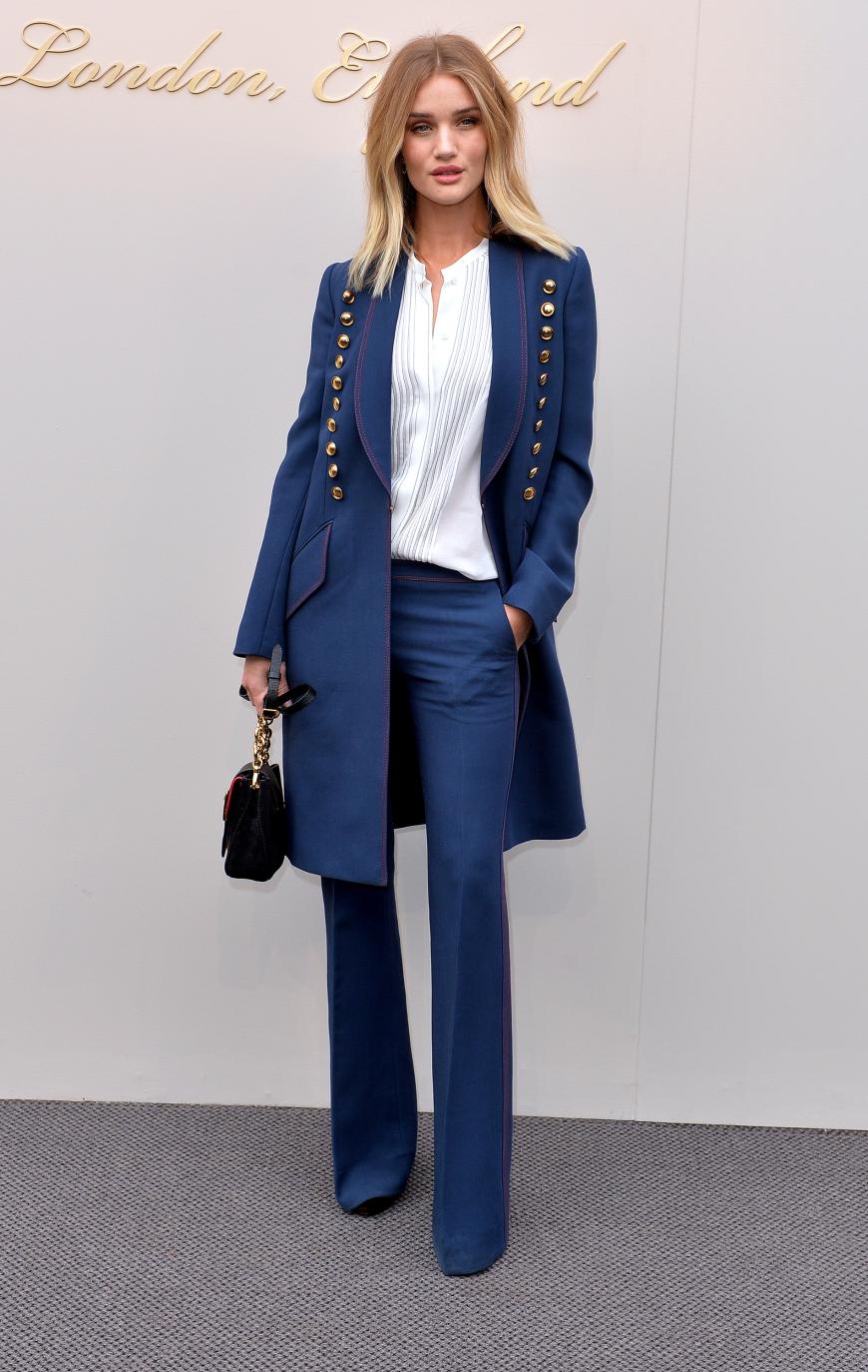 Selbe Show, ganz anderer Look: Rosie Huntington-Whiteley kam im 60ies Military-Style zur Burberry-Show.