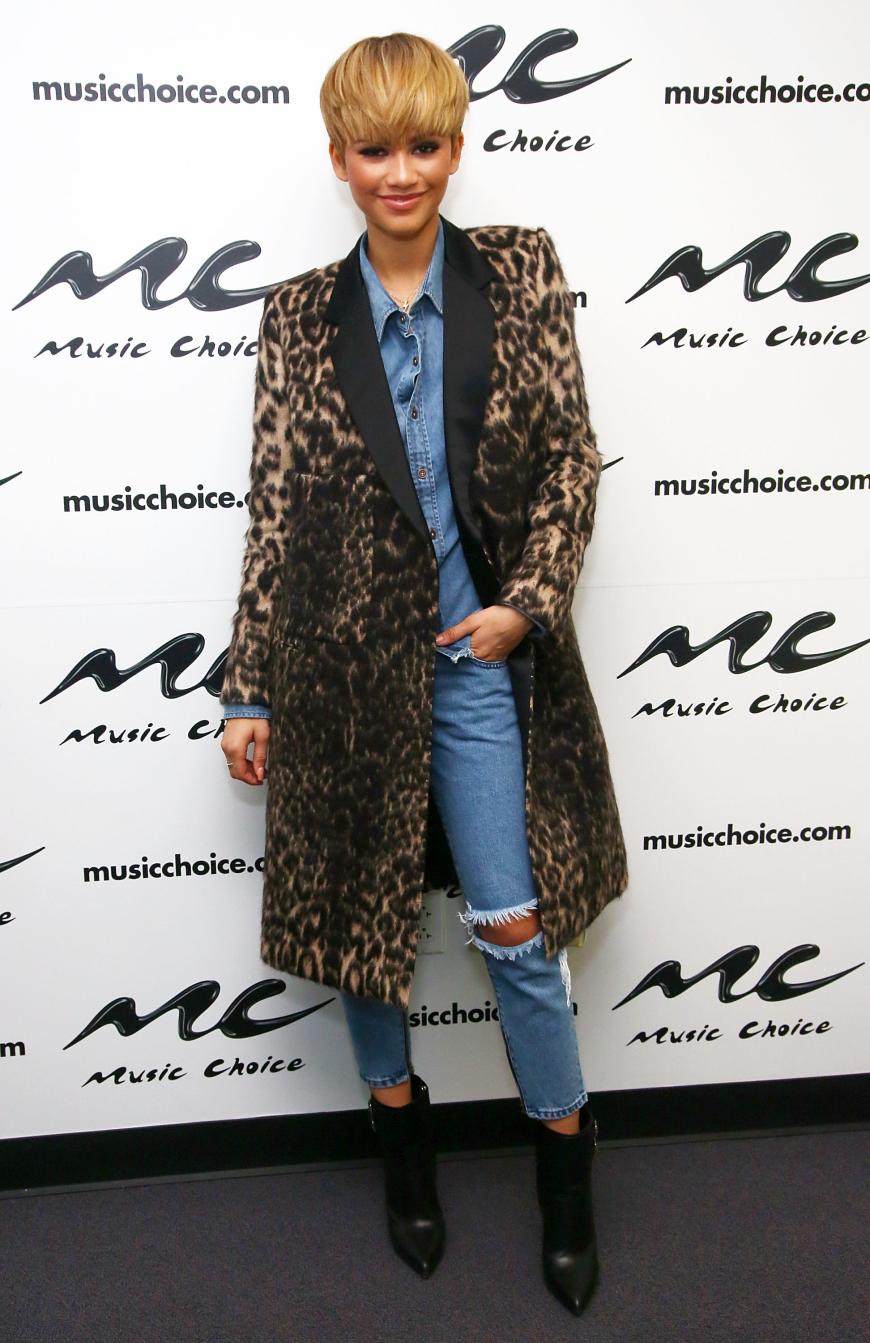 Nicht so sicher sind wir uns bei diesem Look: Zendaya kombiniert Leomantel zum All-Denim-Outfit.