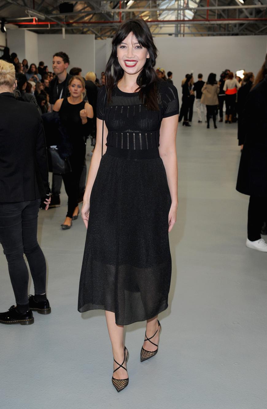 London Fashion Week: Daisy Lowe bei der Show von Liao Xi in einem schwarzen Mididress mit Ausstanzungen.