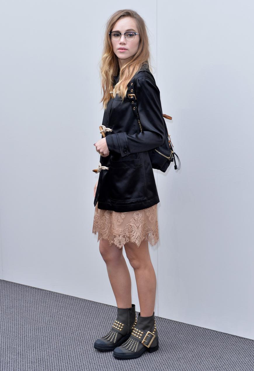 Suki Waterhouse entschied sich zur Show von Burberry für den Nerd-Style mit einer Prise Glam-Rock.
