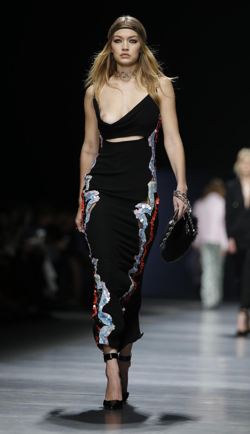 Rutschige Angelegenheit - der Ketten-Träger des Versace-Kleides von Gigi Hadid machte sich während ihres Laufes selbstständig.
