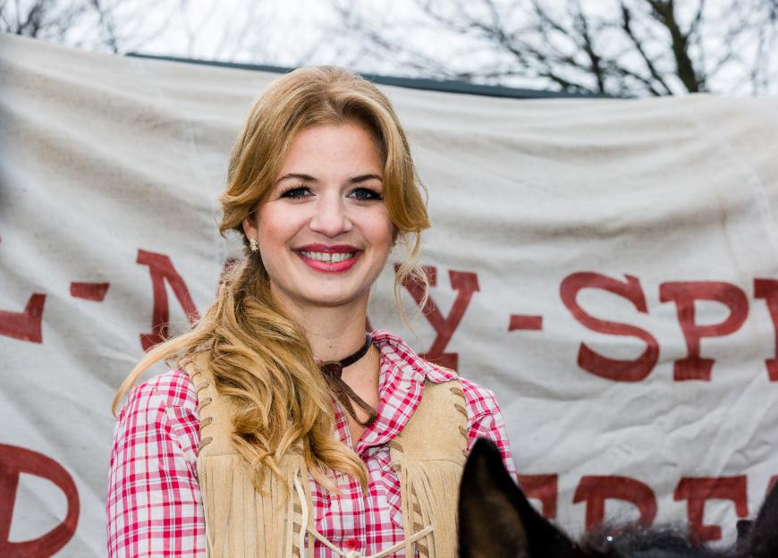 Für ihre neue Rolle schlüpft Susan Sideropoulos ins Cowgirl-Kostüm.
