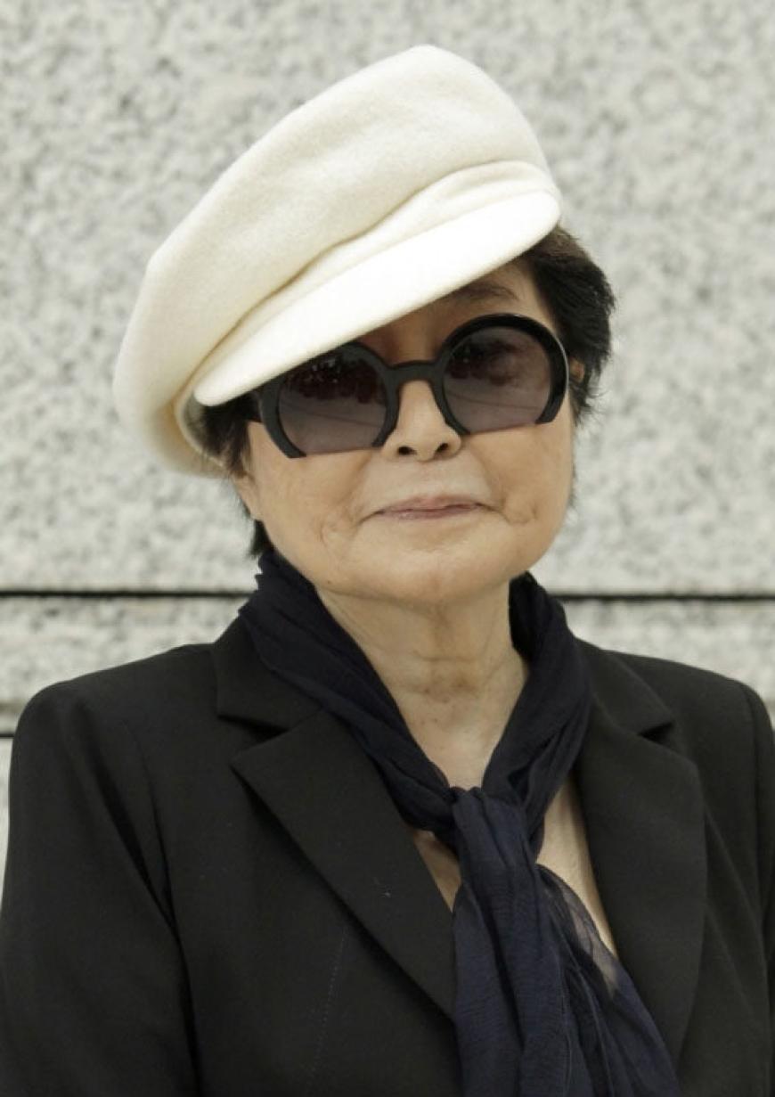 Yoko Ono wurde heute Nacht ins Krankenhaus eingeliefert.