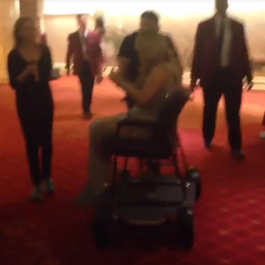 Mariah Carey lässt sich zur Bühne rollen.