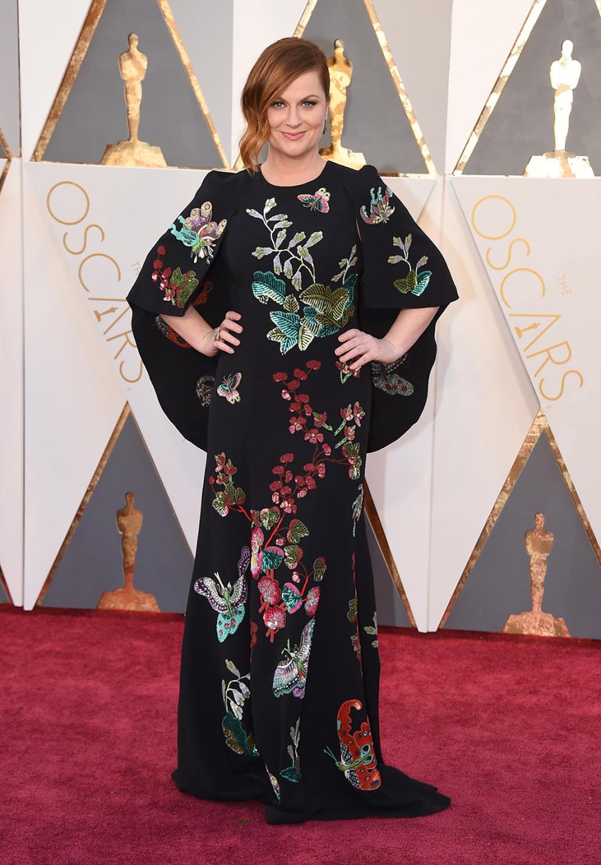 In zu viel Stoff hüllte sich Schauspielerin Amy Poehler in einer Kimono-artigen Robe von Andrew GN.