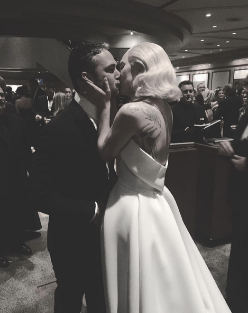 Aww! - Lady Gaga & Taylor Kinney zeigen sich bei den Oscars 2016 total verliebt.