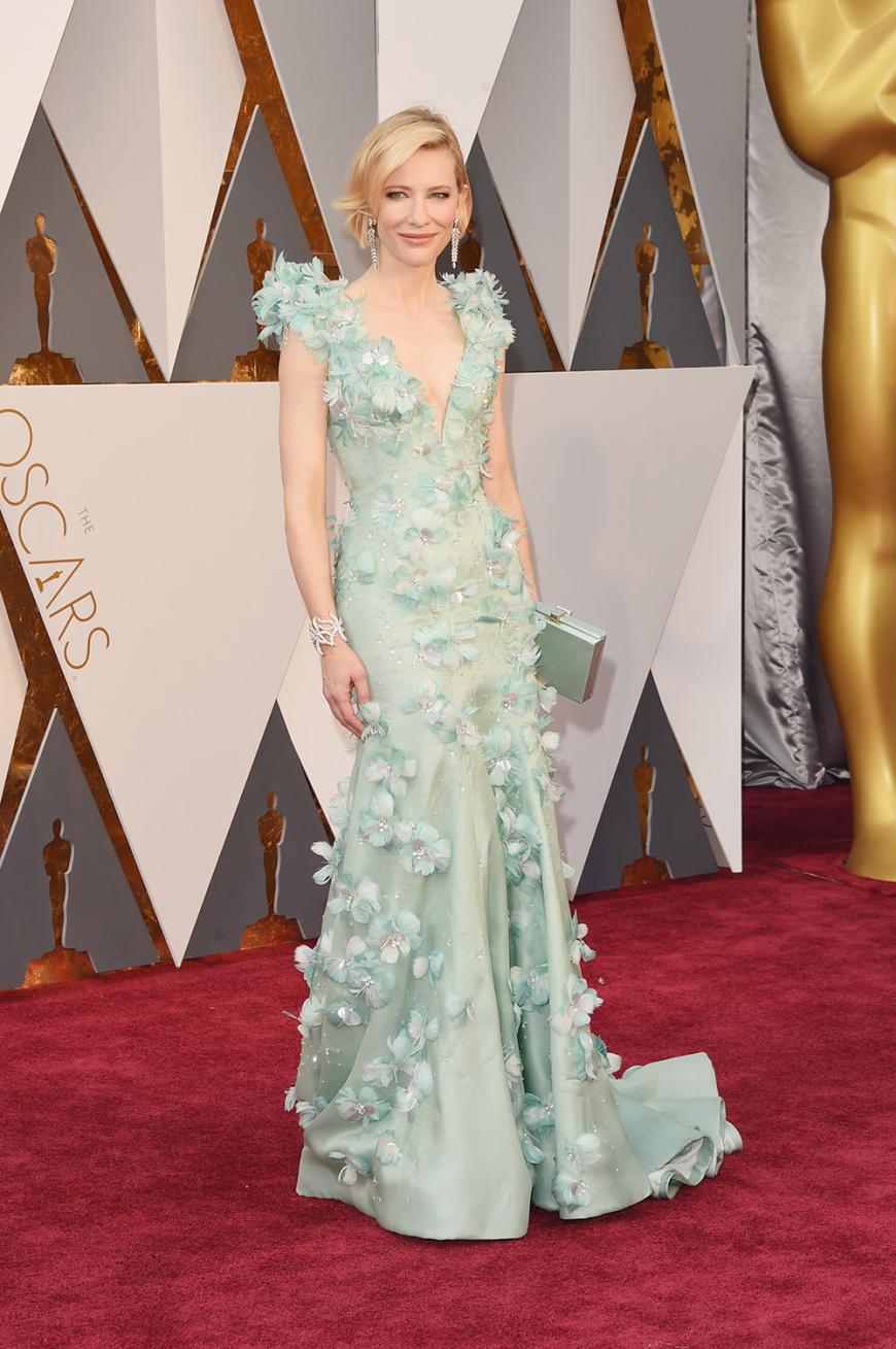 Wie gewohnt wunderschön und elegant: Cate Blanchett in zartem Lindgrün mit aufgesetzten Blüten von Armani Privé.