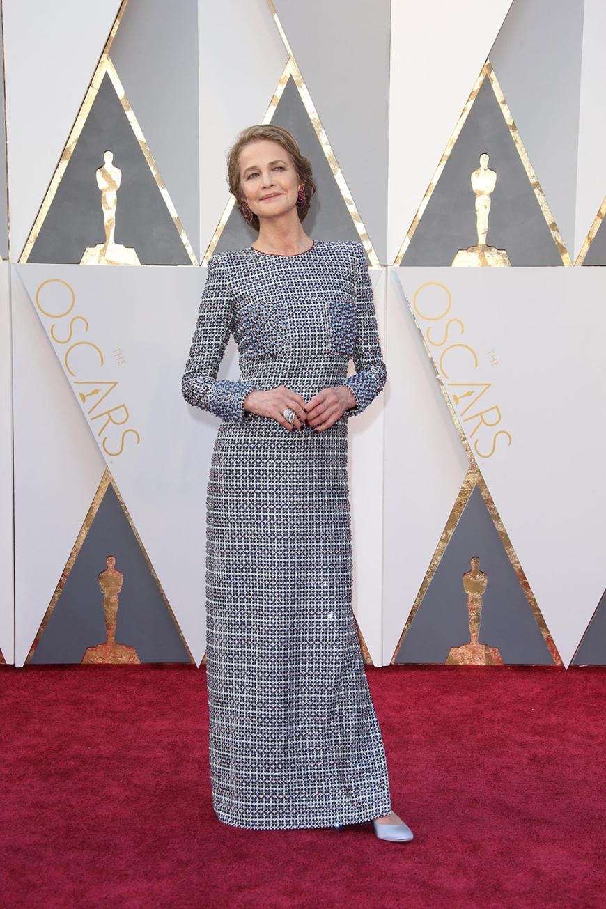 Wunderschön: Wenn wir groß sind, wollen wir auch so aussehen wie die 70-jährige Schauspielerin Charlotte Rampling. Sie trägt ein Kleid von Armani Privé.