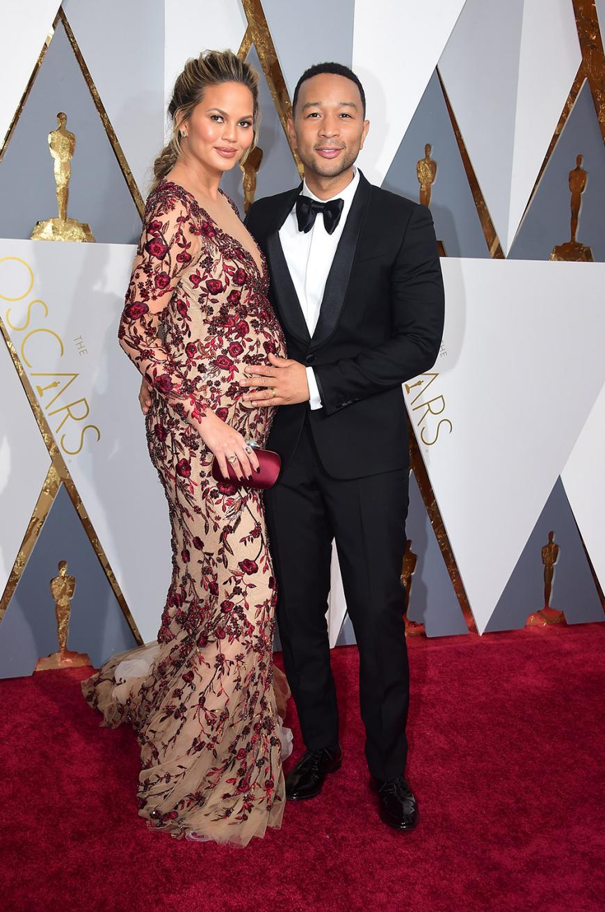 Stolz legte John Legend die Hand auf den wachsenden Babybauch seiner Liebsten Chrissy Teigen.