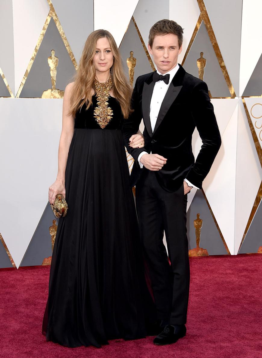 Eddie Redmayne kam in Begleitung seiner schwangeren Ehefrau Hannah Bagshawe, die ihre Babykugel in ein schwarzes Kleid von Alexander McQueen hüllte.