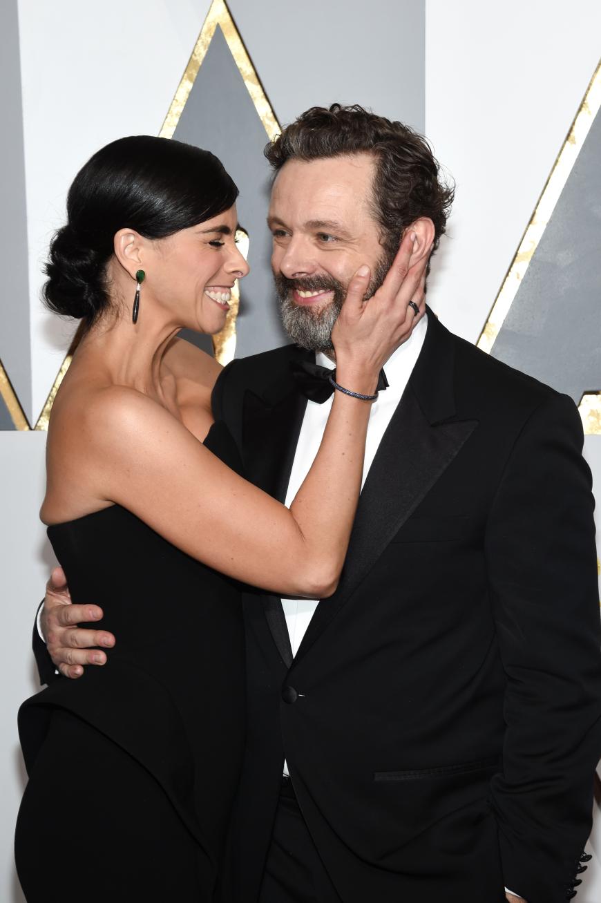 Sarah Silverman hat ihren Liebsten Michael Sheen fest im Griff - ganz liebevoll natürlich.