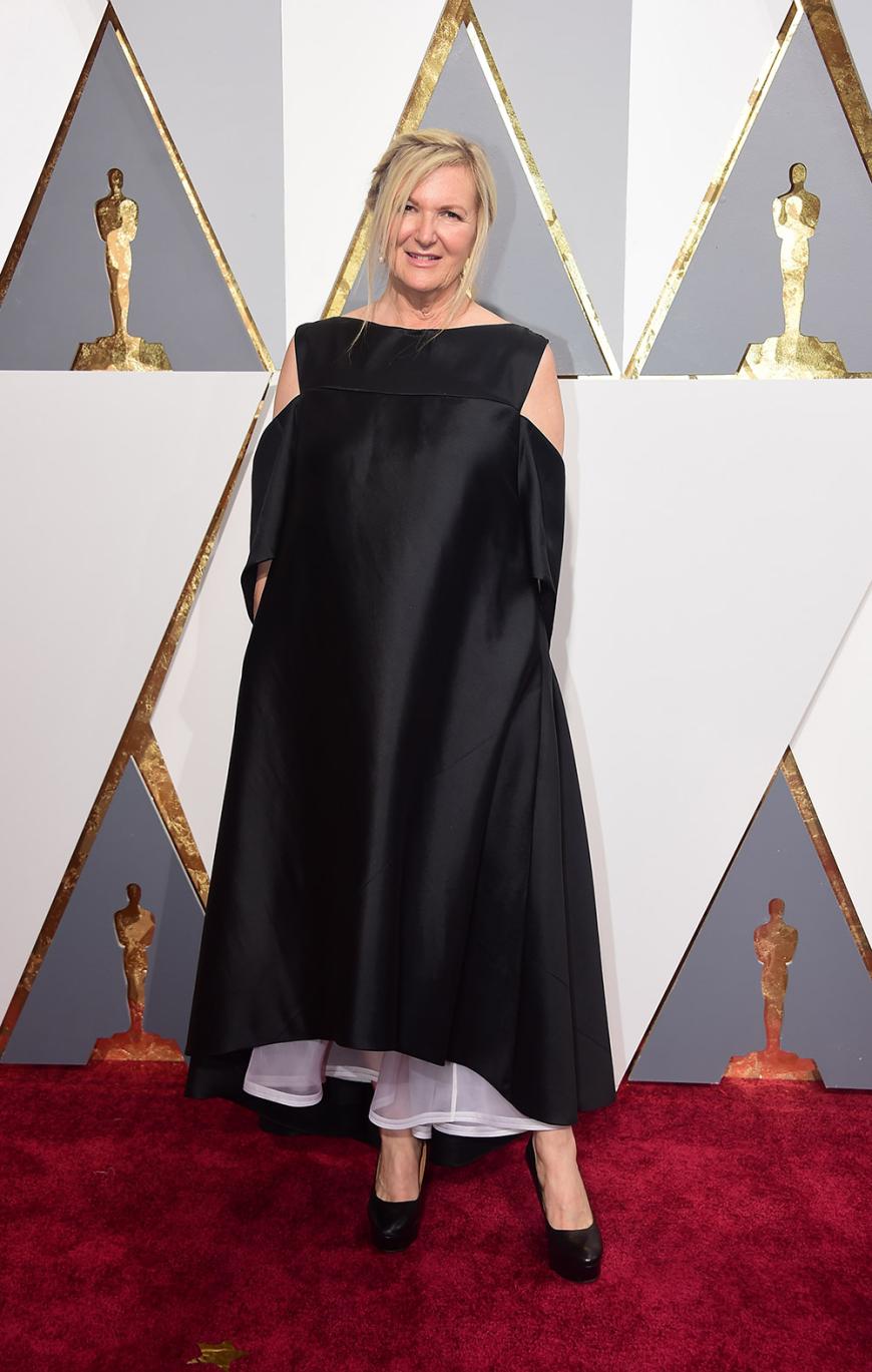 Die Kostümbildnerinnen scheinen selbst kein Händchen für die richtigen Looks zu haben. So griff auch Jacqueline West daneben und hüllte sich in einen schwarzen Sack mit weißem Unterrock.