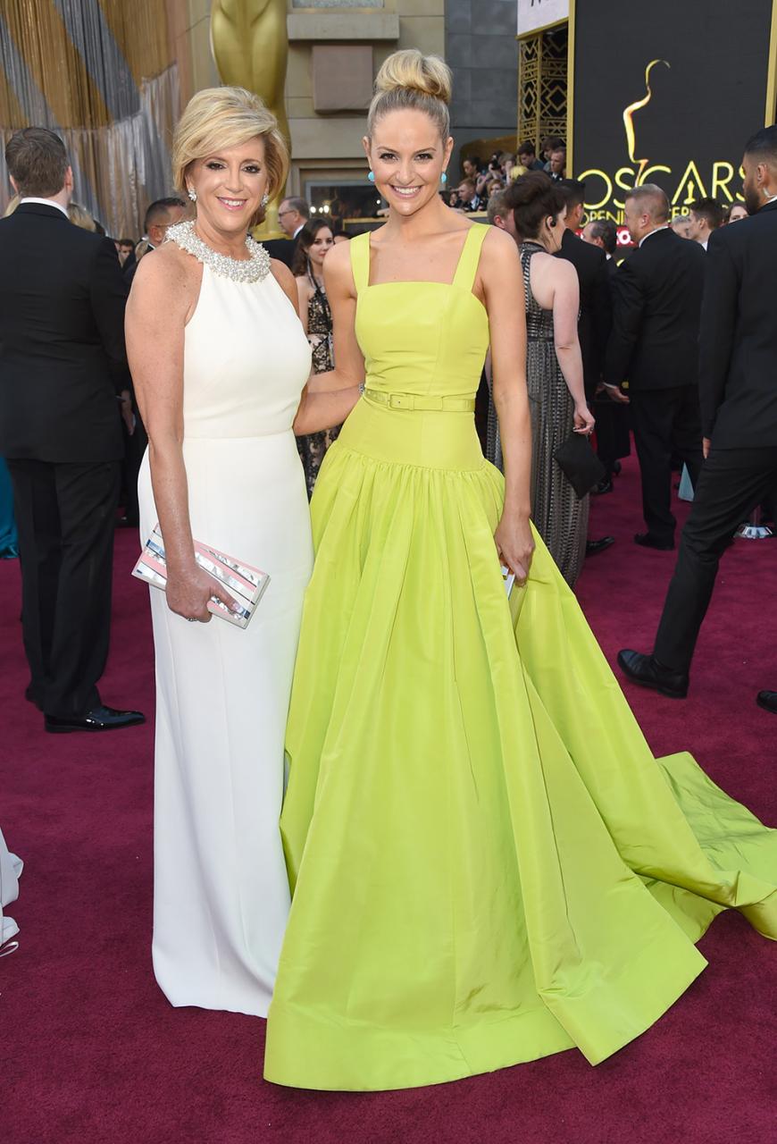 Ach herrje, das Kleid aus neon-gelbem Taft mit Gürtel von Moderatorin und Schauspielerin von Jackie Miranne tut fast weg beim Hinsehen.