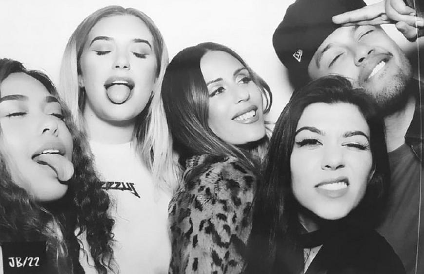 Hailey Baldwin (zweite von links) und Kourtney Kardashian (zweite von rechts) hatten offensichtlich Spaß auf Justin Biebers Geburtstagsparty