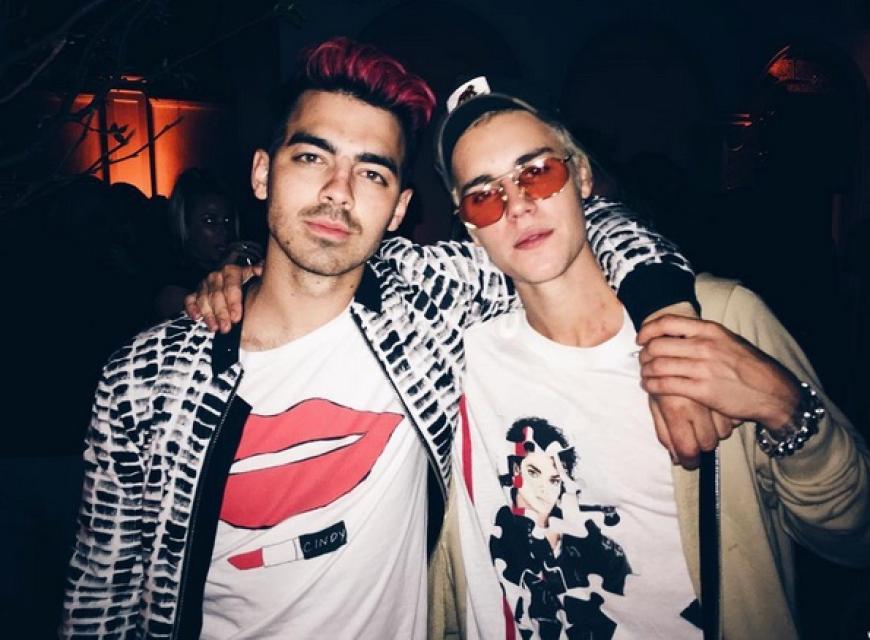 Kumpel und Sänger Joe Jonas feierte ebenfalls den 22. Geburtstag vom Bieber.