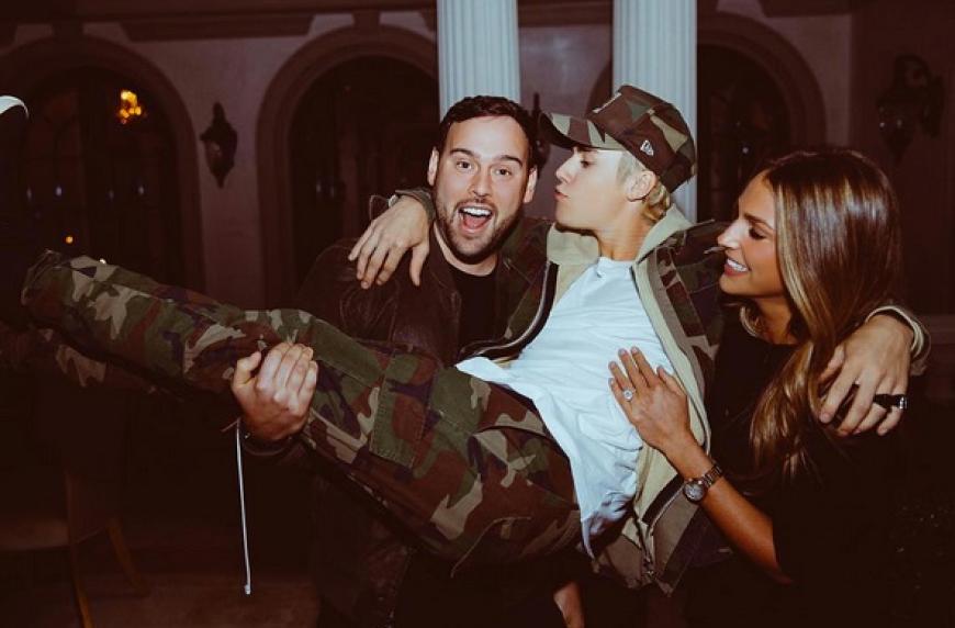 Von seinem Manager Scooter Braun und dessen Partnerin Yael wird Justin Bieber auf Händen getragen.